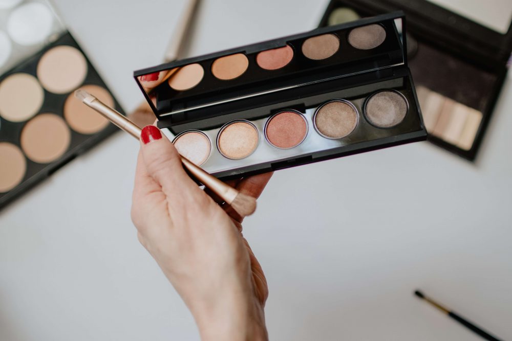 cosmetics trends - eye shadows - brush