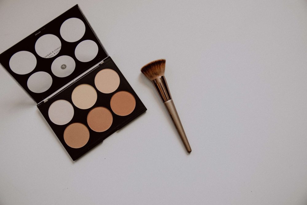 cosmetics trends - contour - brush on grey background